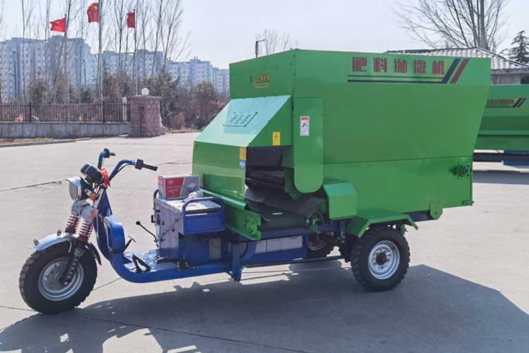 大型撒料車